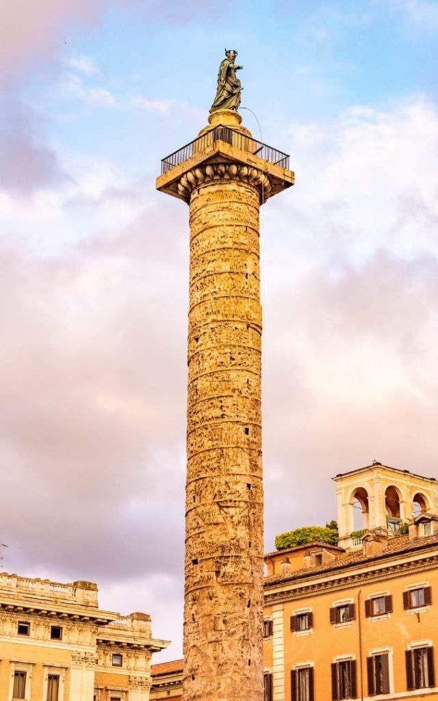 Kolumna Marka Aureliusza na Piazza Colonna w Rzymie o zachodzie słońca
