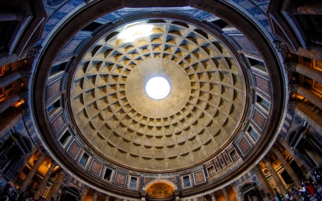 Kopuła Panteonu w Rzymie z centralnym otworem oświetlającym wnętrze świątyni