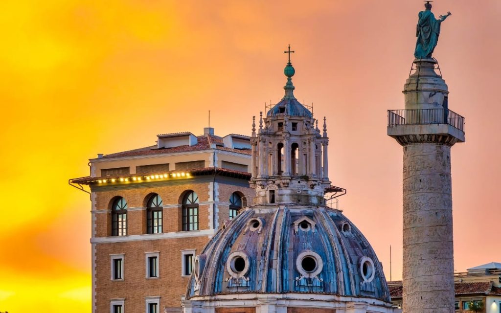 Kopuła Santa Maria di Loreto i Kolumna Trajana przy Piazza Venezia w Rzymie o zachodzie słońca