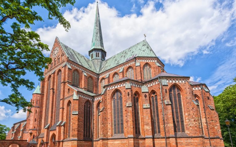Kościół pocysterski w Bad Doberan - gotycka, ceglana świątynia, jeden z największych zabytków architektury sakralnej w regionie