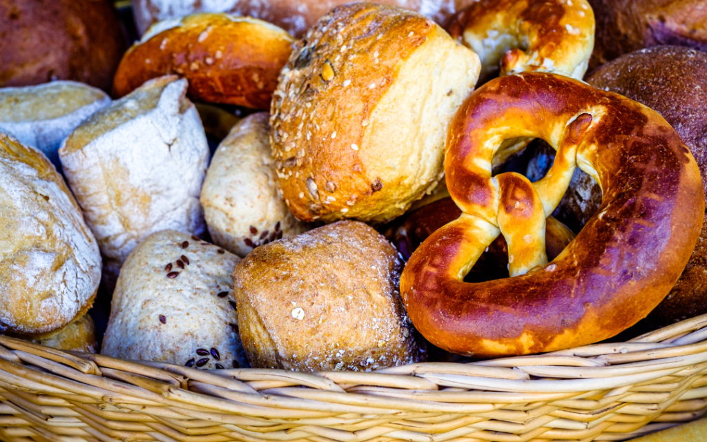 Kosz z różnymi rodzajami pieczywa i preclem