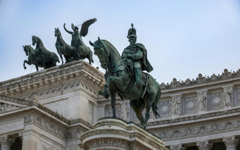 Kwadryga Jedności (Quadriga dell'Unità) na tle kolumnady Vittoriano, Piazza Venezia w Rzymie