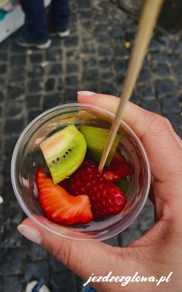 La Frutta Fresca w kubeczku na rzymskiej ulicy