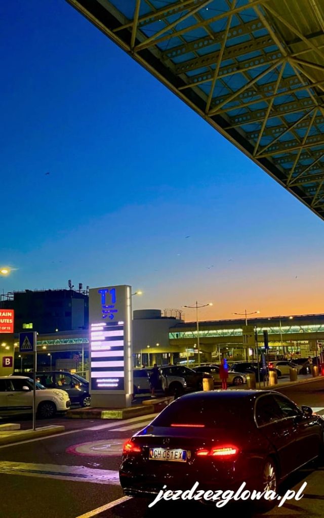 Lotnisko podczas zachodu słońca