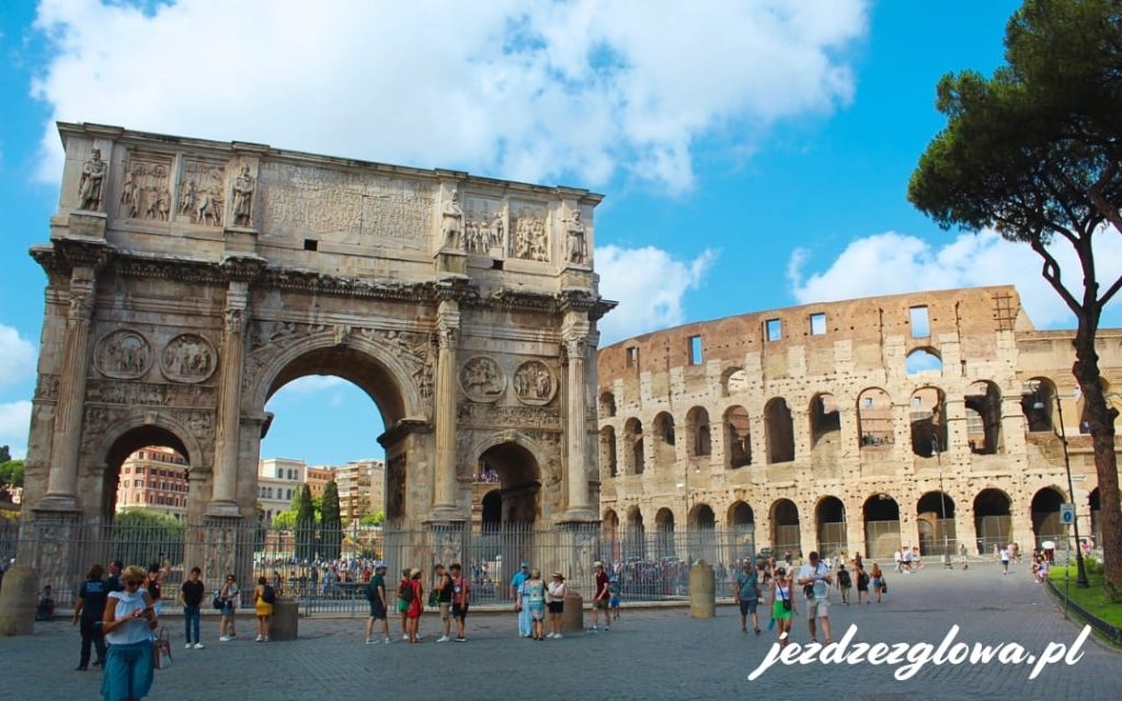 Łuk Konsantyna Wielkiego obok Koloseum w Rzymie