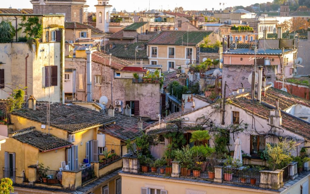 Malownicze dachy i tarasy kamienic otaczających plac Campo de' Fiori w Rzymie