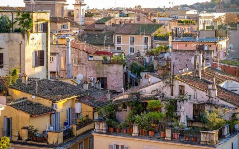 Malownicze dachy i tarasy kamienic otaczających plac Campo de' Fiori w Rzymie