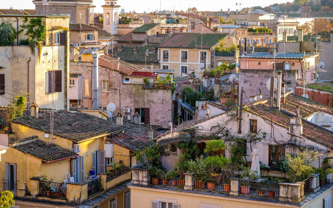 Malownicze dachy i tarasy kamienic otaczających plac Campo de' Fiori w Rzymie