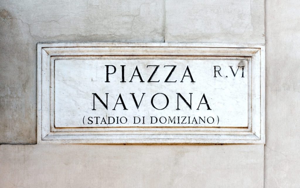 Marmurowa tablica informacyjna na placu Navona w Rzymie ze wzmianką o starożytnym Stadio di Domiziano