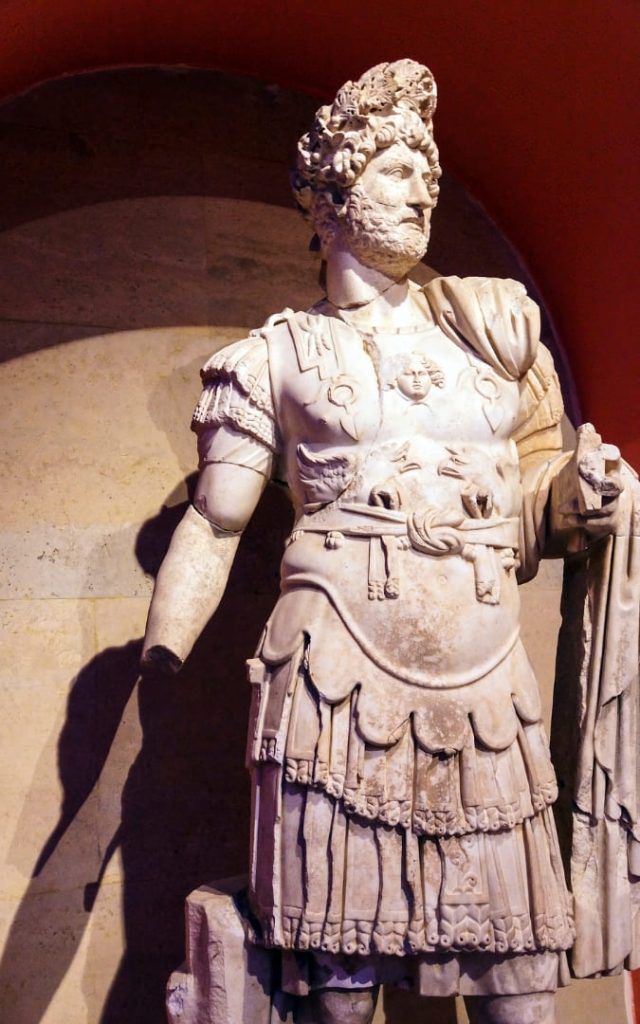 Marmurowy posąg cesarza Hadriana w zdobionej zbroi, eksponat z Muzeum Archeologicznego w Antalyi
