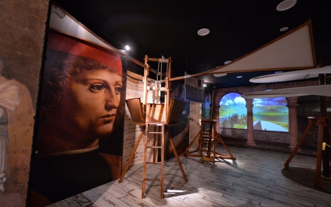 Modele machin latających Leonarda da Vinci w muzeum Leonardo da Vinci Experience w Rzymie