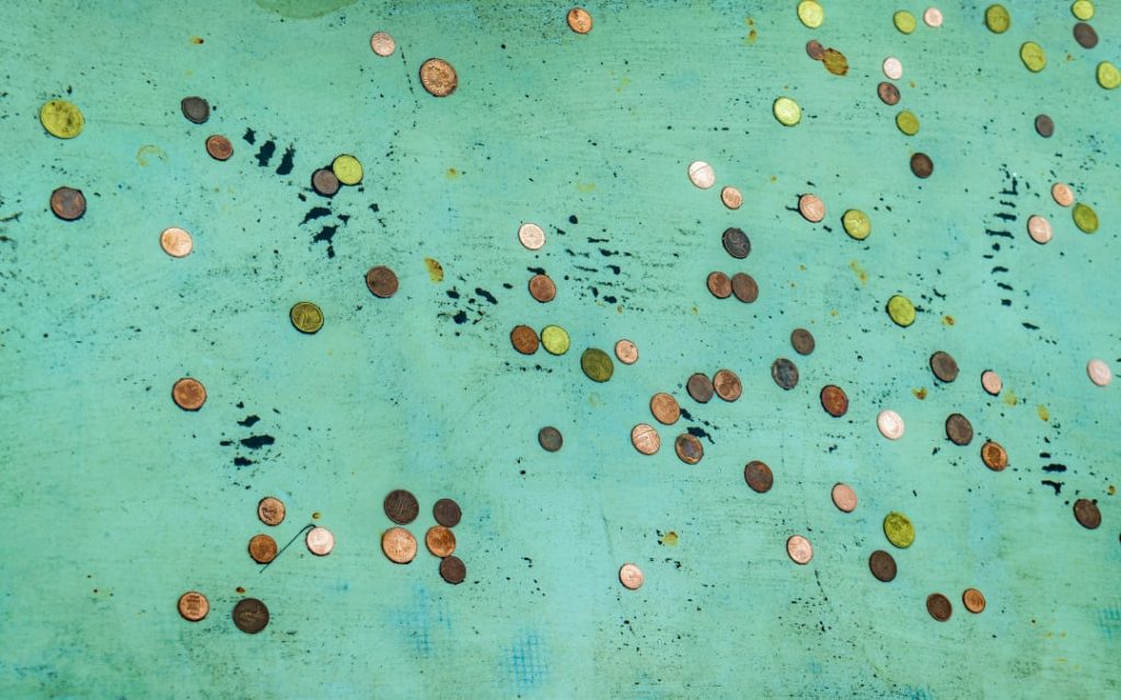 Monety na dnie Fontanny di Trevi w Rzymie