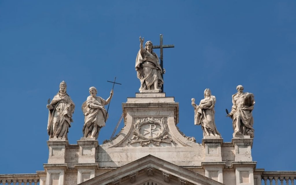 Monumentalne posągi Chrystusa Zbawiciela i świętych na balustradzie fasady Bazyliki św. Jana na Lateranie
