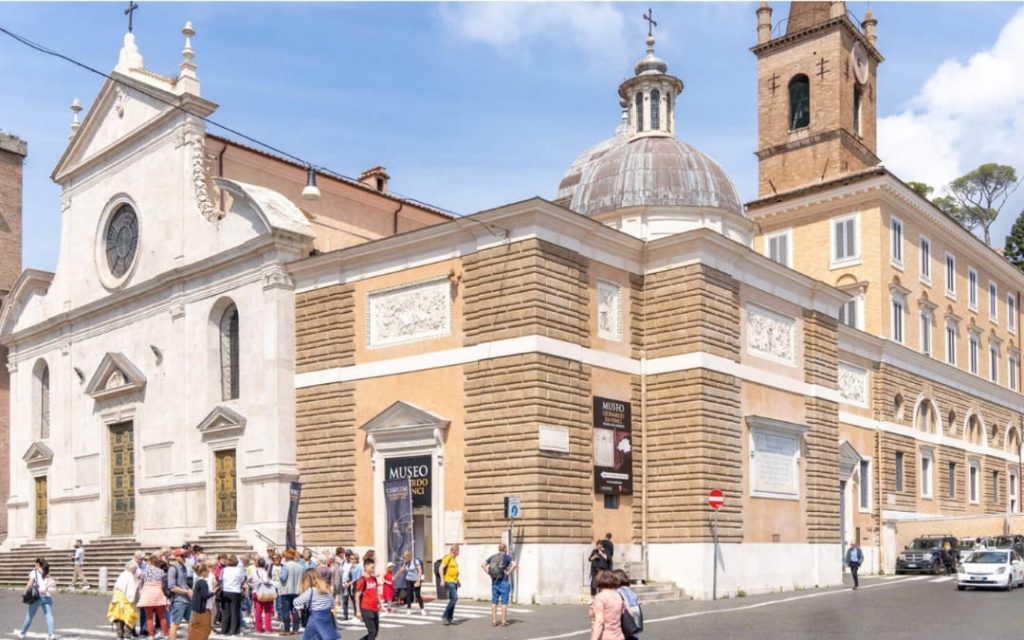 Muzeum Leonardo da Vinci wraz z pieszymi na Piazza del Popolo w Rzymie