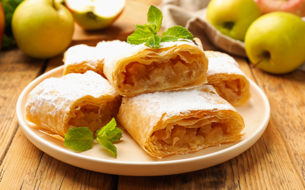 Apfelstrudel - deser z cukrem pudrem i kawałkami jabłek