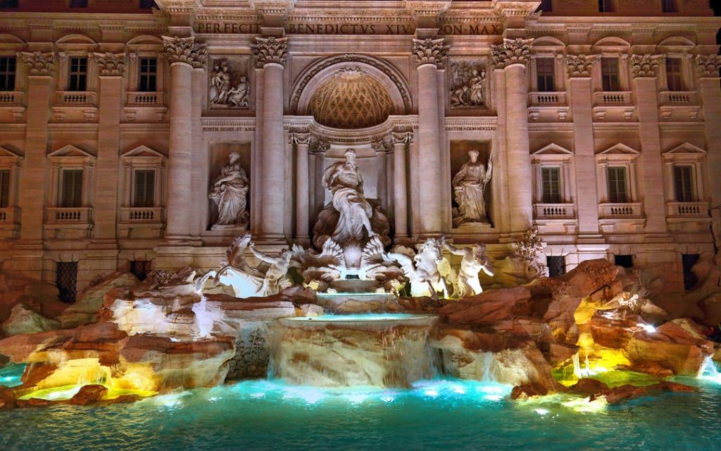 Nocna iluminacja Fontanny di Trevi w Rzymie – rzeźba Okeanosa i podświetlona turkusowa woda