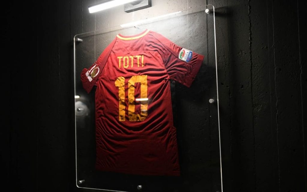 Oprawiona koszulka Francesco Tottiego z AS Roma na wystawie wewnątrz Stadio Olimpico w Rzymie