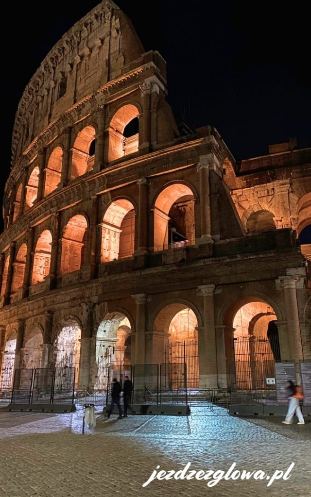 Oświetlone Koloseum w Rzymie nocą – ujęcie z bliska