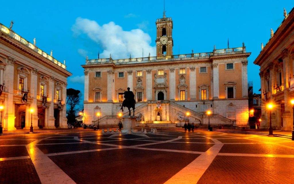 Oświetlony plac Piazza del Campidoglio na Wzgórzu Kapitolińskim w Rzymie o zmierzchu