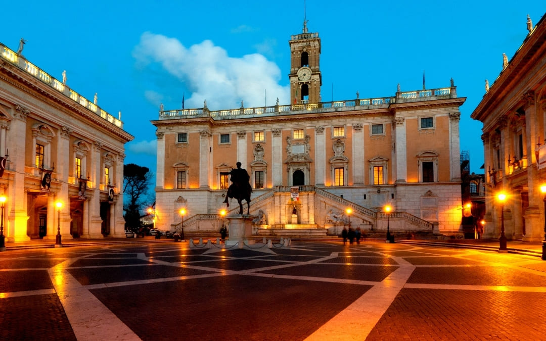 Oświetlony plac Piazza del Campidoglio na Wzgórzu Kapitolińskim w Rzymie o zmierzchu