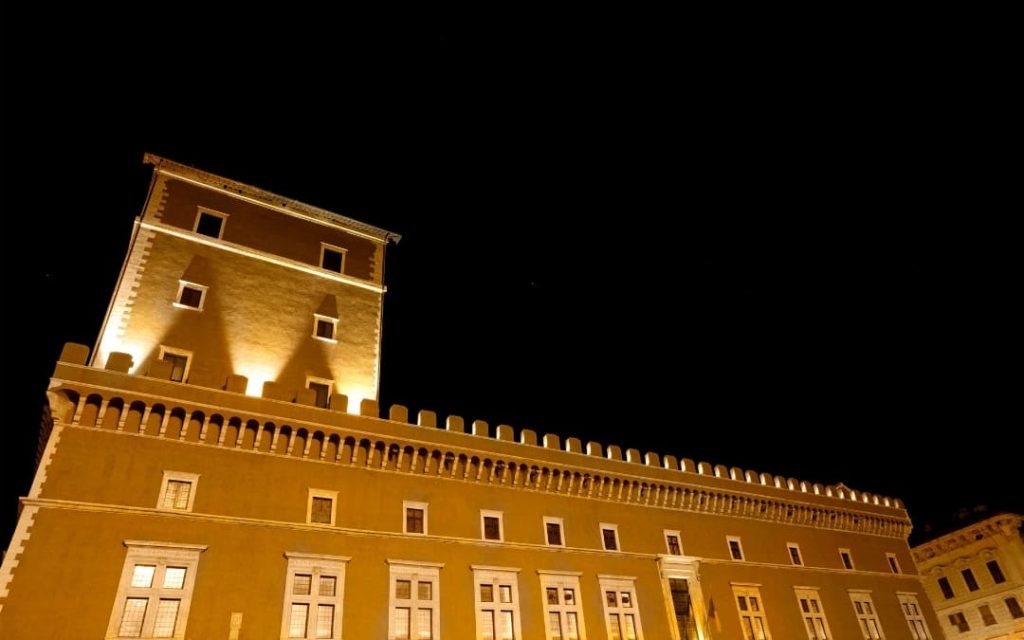 Palazzo Venezia w Rzymie oświetlony nocą przy Piazza Venezia
