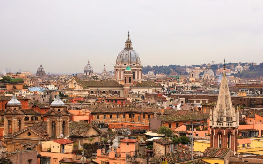 Panorama Rzymu z tarasów widokowych Pincio z widokiem na kopuły i rzymskie dachy