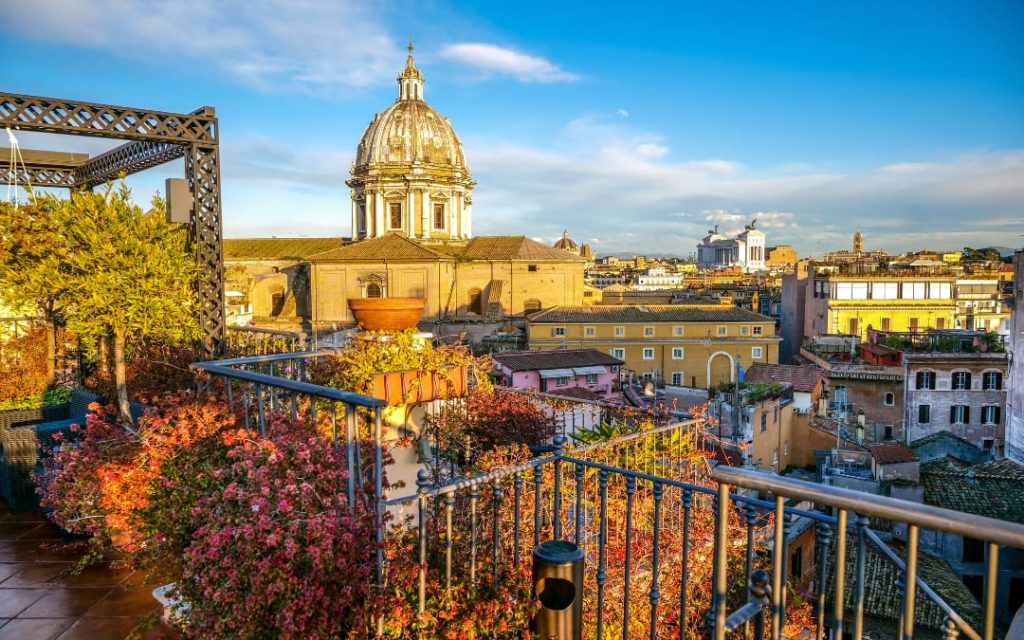 Panorama Rzymu z tarasu dachowego przy placu Campo de' Fiori z widokiem na kopułę Sant’Andrea della Valle