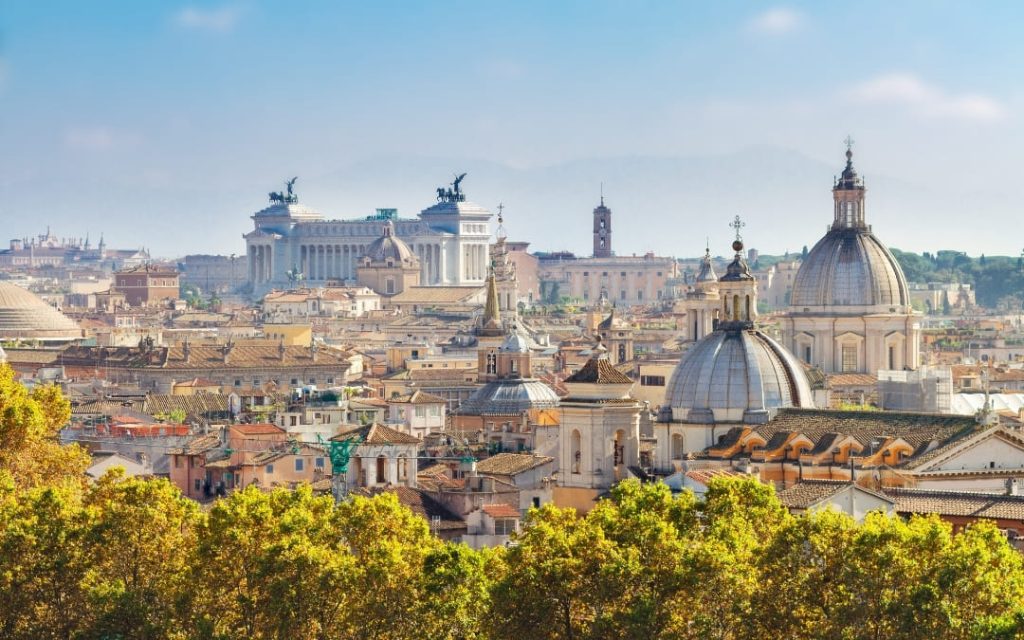 Panorama Rzymu z widocznym monumentalnym Ołtarzem Ojczyzny oraz licznymi kopułami kościołów