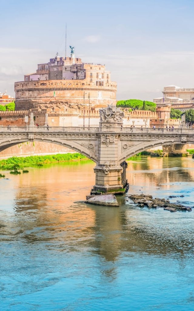 Panorama Tybru z widokiem na Castel Sant'Angelo i zabytkowy most w słoneczny dzień