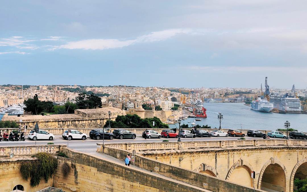 Panorama Wielkiego Portu i murów obronnych Valletty z okolic Placu Misraħ Kastilja