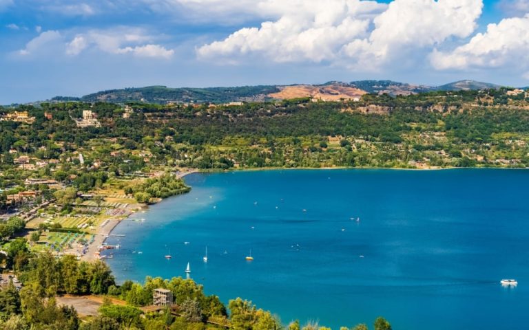 Panorama błękitnego Jeziora Albano u stóp miasteczka Castel Gandolfo