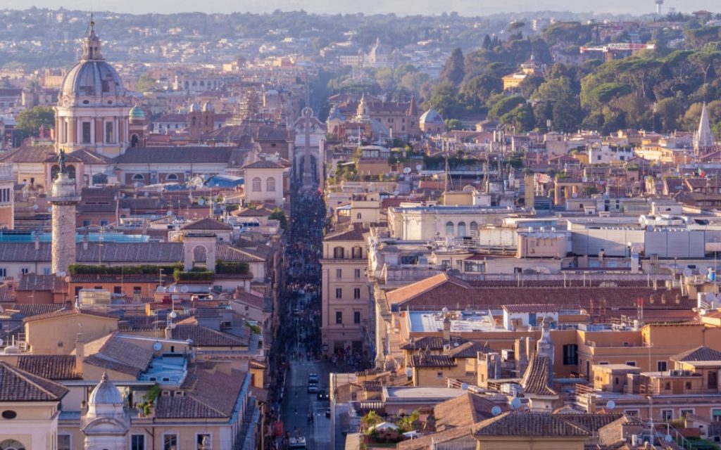 Panorama ulicy Via del Corso w Rzymie widoczna z tarasów Pincio o zachodzie słońca