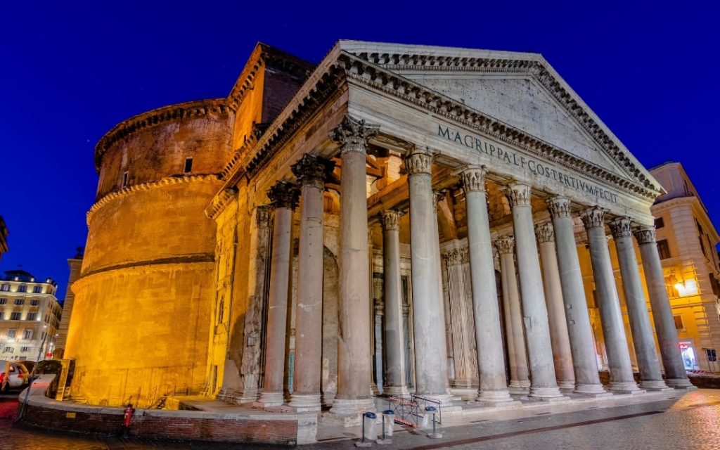 Panteon przy Piazza della Rotonda w Rzymie, oświetlony nocą na tle ciemnego nieba
