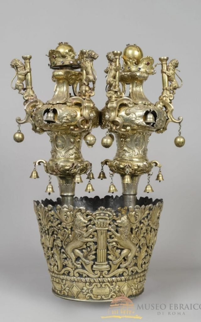 Para srebrnych, pozłacanych rzeźbionych wieńczników tory (Rimonim) z dzwonkami ze zbiorów Museo Ebraico di Roma