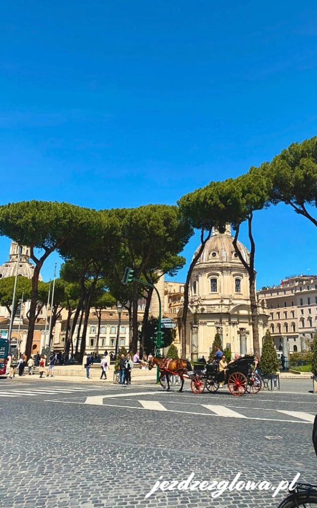 Piazza Venezia z kościołem Santa Maria di Loreto w Rzymie
