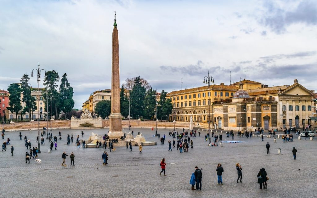 Piazza del Popolo w Rzymie w jesienny dzień - perspektywa z góry