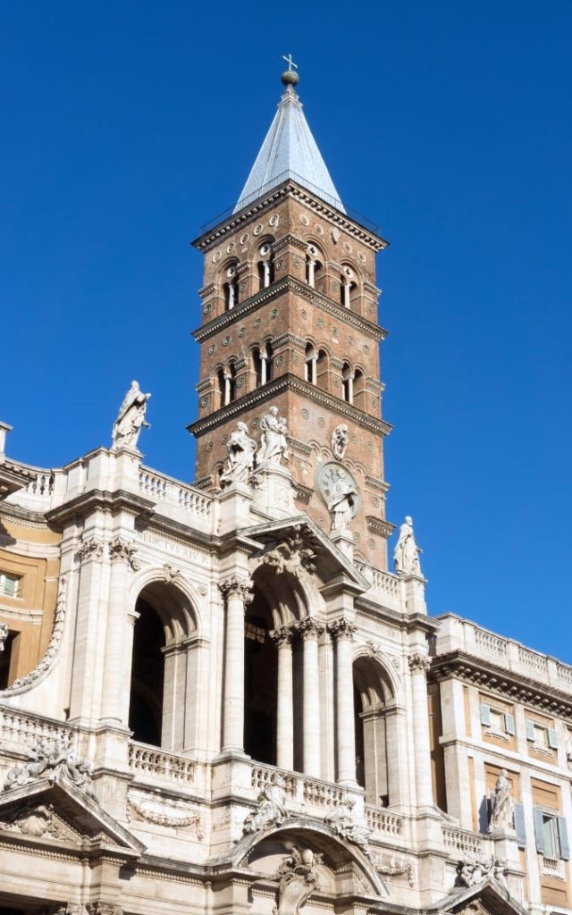 Pionowe ujęcie fasady Bazyliki Santa Maria Maggiore w Rzymie z górującą nad nią romańską dzwonnicą