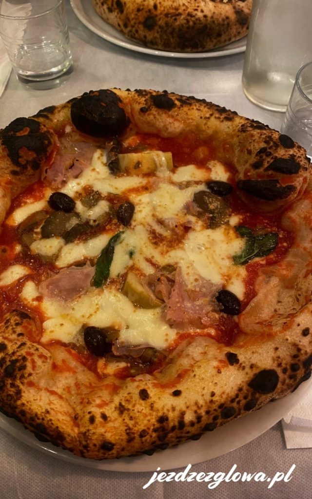 Pizza capricciosa w rzymskiej rsstauracji