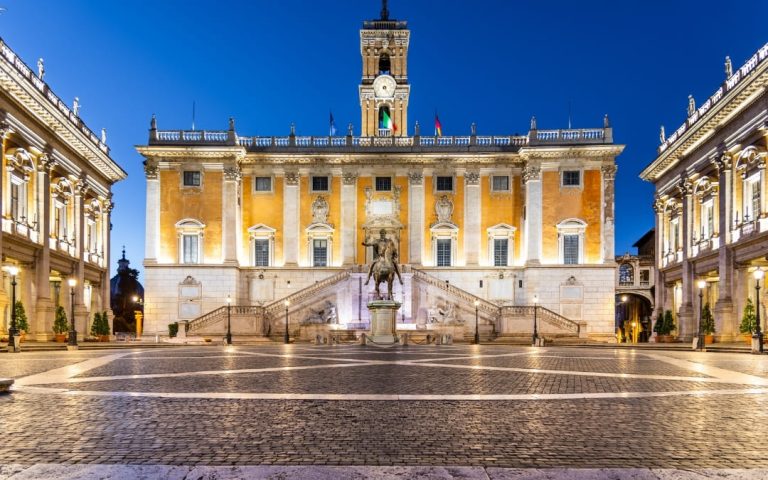 Plac na Kapitolu (Piazza del Campidoglio) w Rzymie nocą z konnym pomnikiem Marka Aureliusza i Palazzo Senatorio