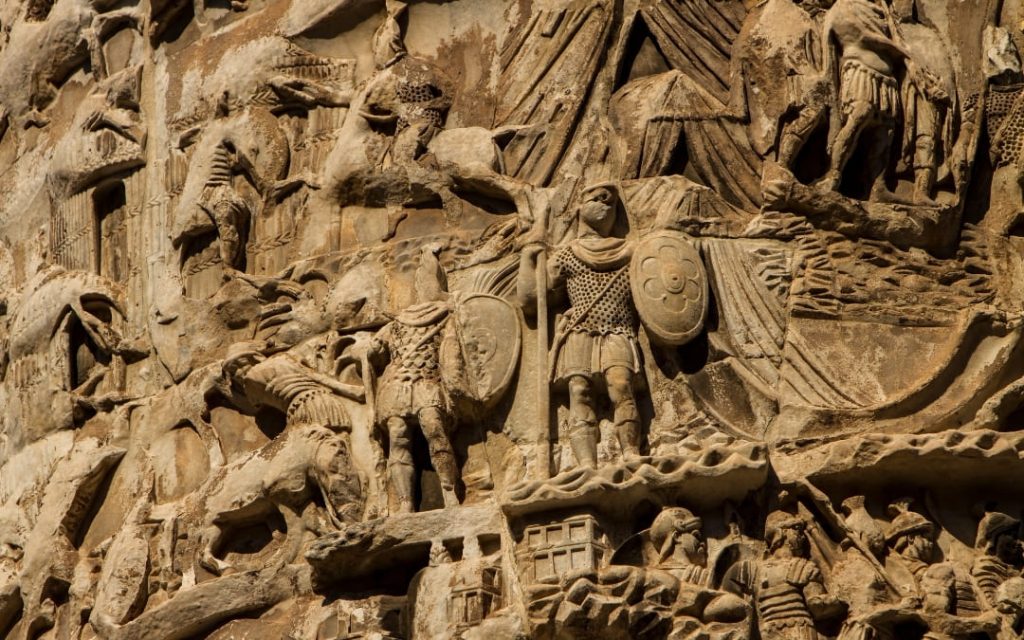 Płaskorzeźby na Kolumnie Marka Aureliusza w Rzymie – sceny z rzymskimi legionistami