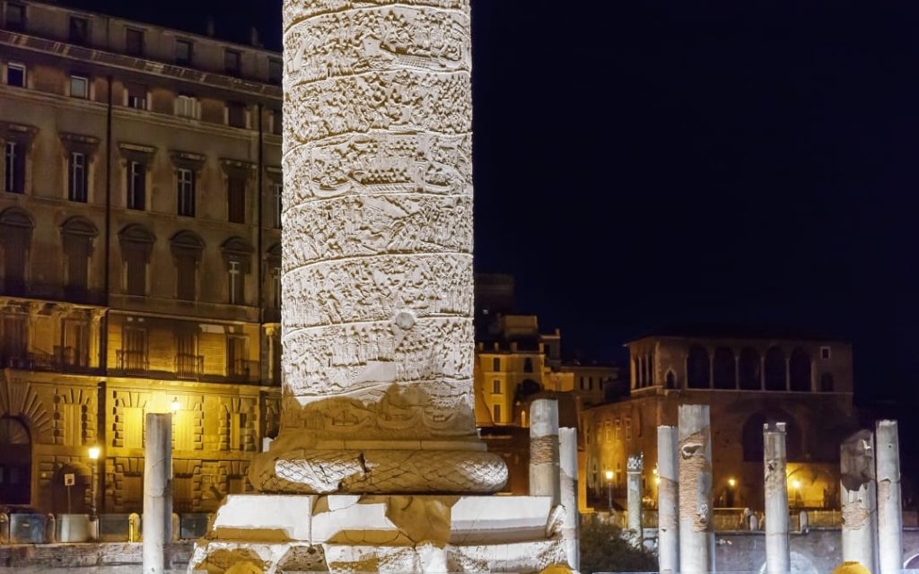 Podstawa Kolumny Trajana nocą w Rzymie – detale płaskorzeźb i ruiny Forum Trajana