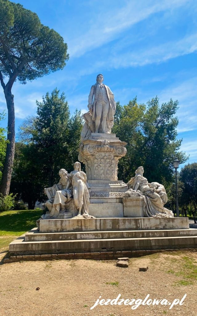 Pomnik Johanna Wolfganga Goethego w Ogrodach Willi Borghese w Rzymie
