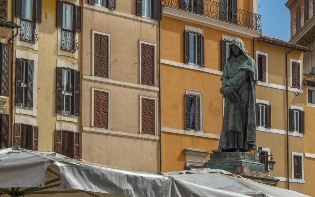 Pomnik upamiętniający Giordano Bruno na tle budynków na Campo de Fiori w Rzymie