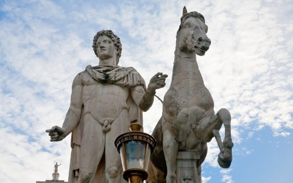 Posąg Kastora z koniem na szczycie schodów prowadzących na Plac Kapitoliński (Piazza del Campidoglio) w Rzymie