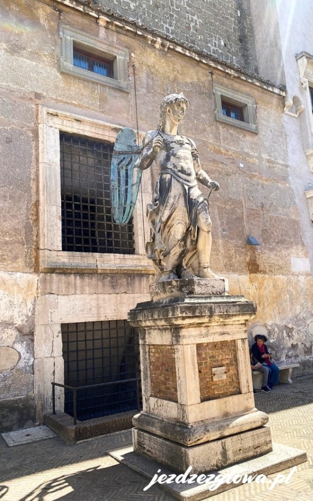 Posąg Michała Archanioła na dziedzińcu Zamku Świętego Anioła w Rzymie