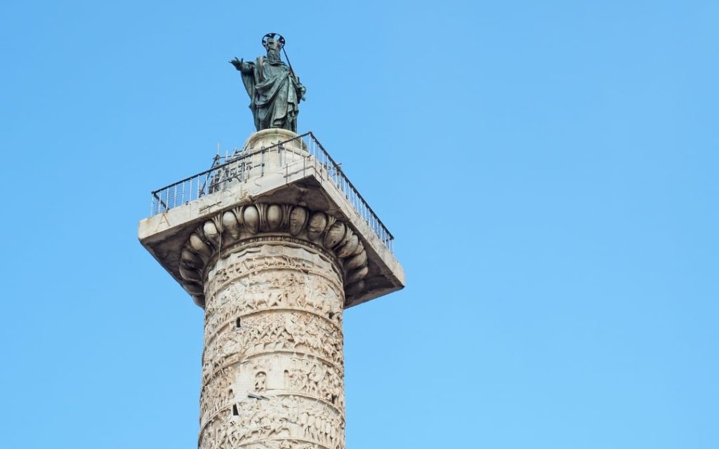 Posąg św. Pawła na szczycie Kolumny Marka Aureliusza w Rzymie (Piazza Colonna)