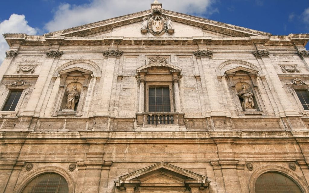 Późnorenesansowa fasada rzymskiego kościoła San Luigi dei Francesi z niszami i figurami świętych