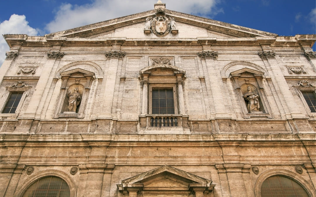 Późnorenesansowa fasada rzymskiego kościoła San Luigi dei Francesi z niszami i figurami świętych
