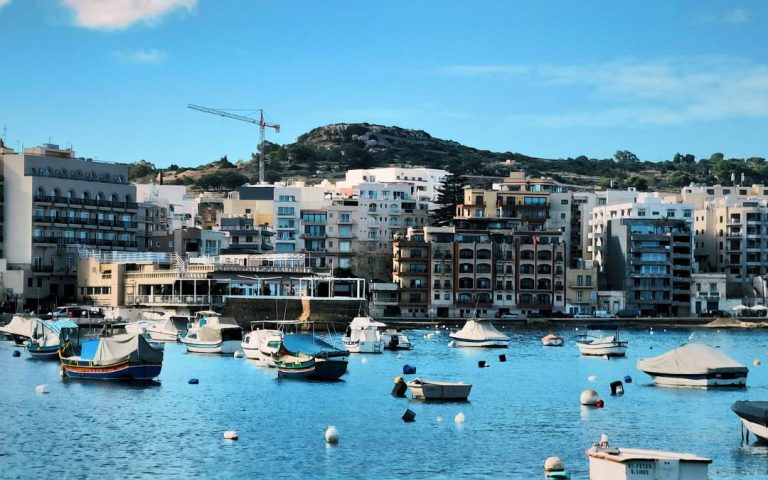 Promenada w Qawrze z portem i zacumowanymi łodziami