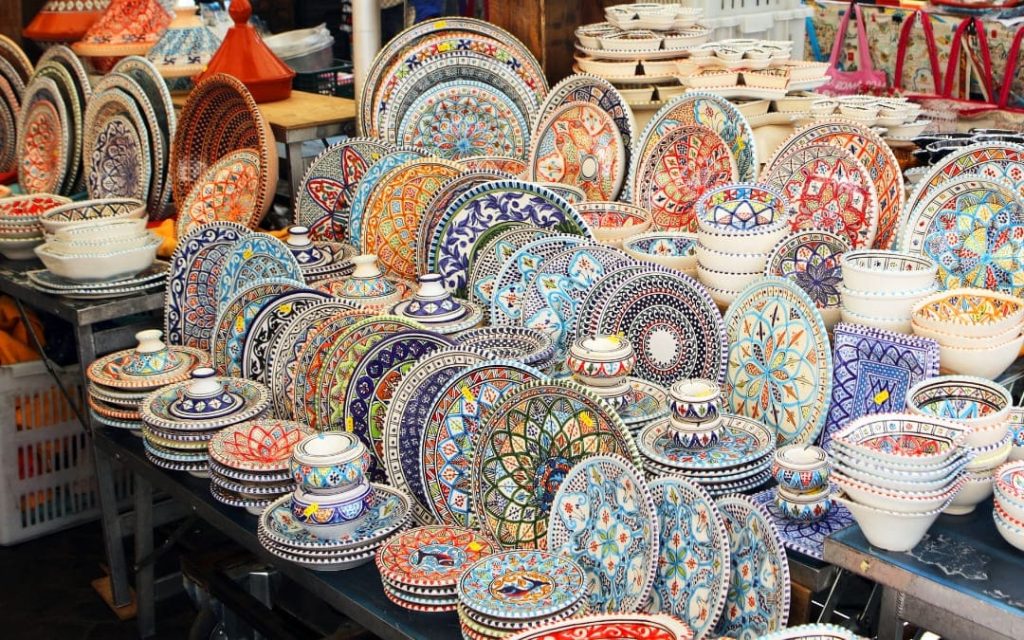 Ręcznie malowana ceramika tunezyjska i marokańska na straganie na placu Campo de' Fiori w Rzymie
